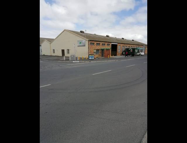 1,350M² FACTORY TO LET IN TRIANGLE FARM